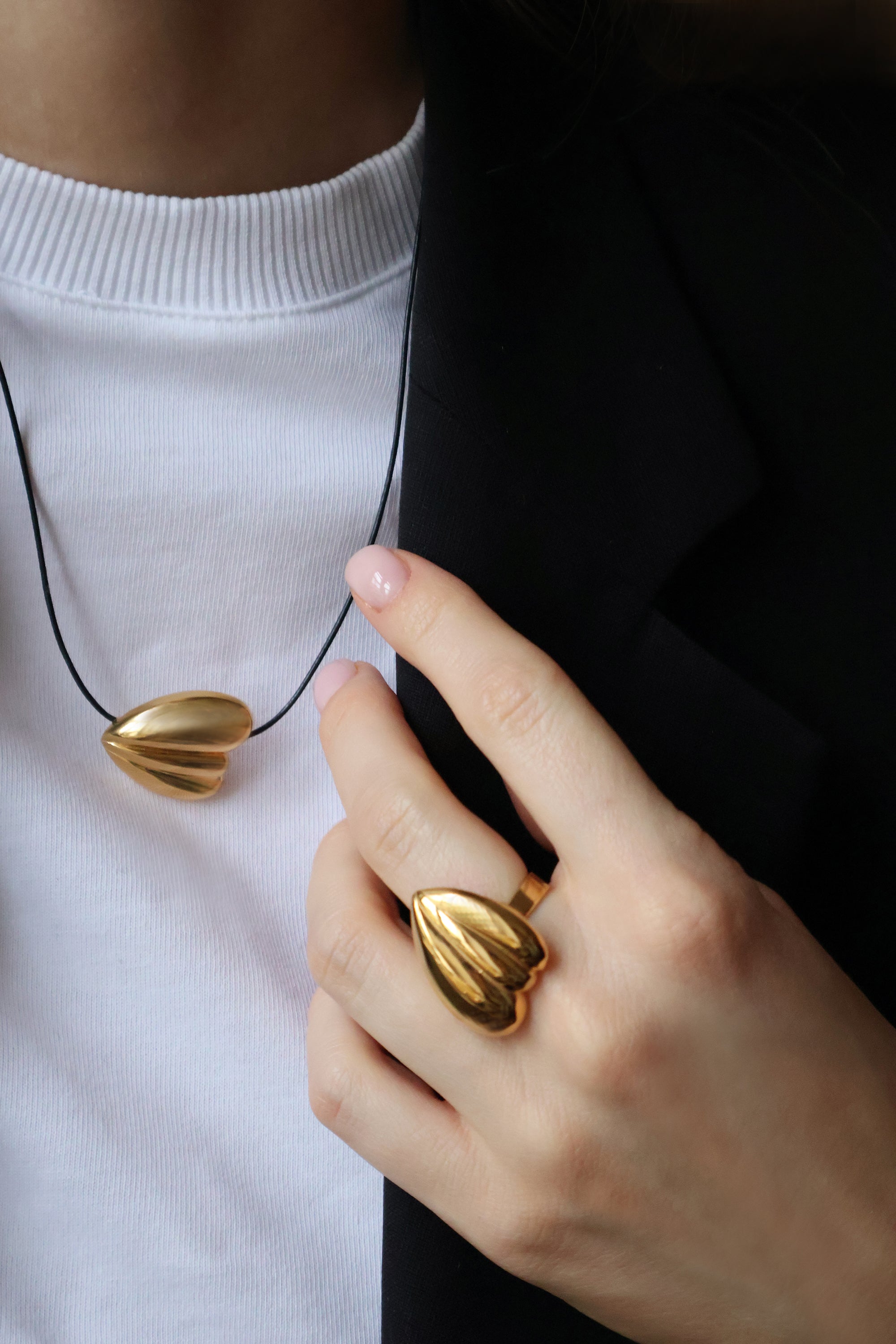 Amore strap necklace gold